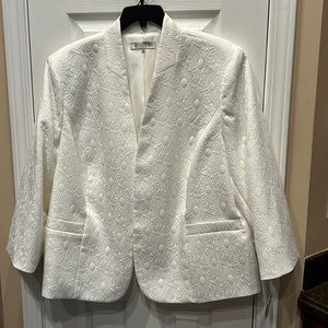 Beautiful white blazer with jacquard detail